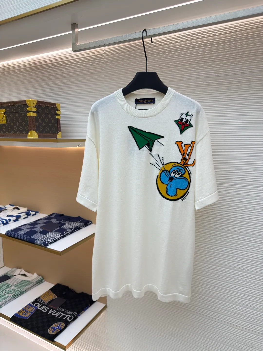 LOUIS VUITTON woolen childlike paper airplane wool short sleeves ●Authentic product: purchased and developed by 7249 ●Item number: 1680219-A55 ●Fabric: wool fabric ●Technology: woolen jacquard ●Version: fitted version ●Weight: about 300 grams ●Size: It feels soft to the touch and does not irritate the skin. It uses the most advanced deodorizing aromatherapy and soft special washing methods to make the garments smooth and odor-free. Four quality inspections are used to produce the perfect product. The overall wiring is straight and delicate, the fabric is comfortable and soft, and the color is consistent without color difference. It can be matched with the same style to create a fashionable look and control various occasions. Customized accessories, complete three standards, same style for men and women!